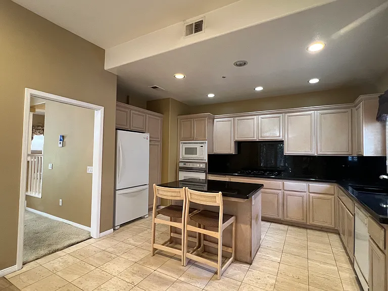 2433 Oneida St #1 — Photo 12