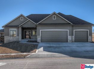 6820 Ridgewood Dr, Papillion, NE 68133