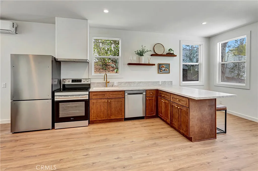 2 bed, 900 sqft, $4,500 — Photo 4