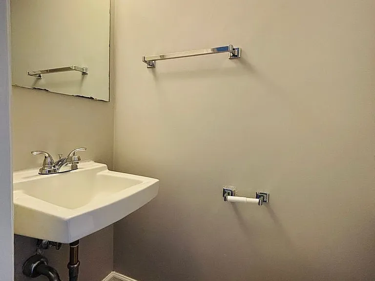 2712 Wellesley Ct — Photo 9