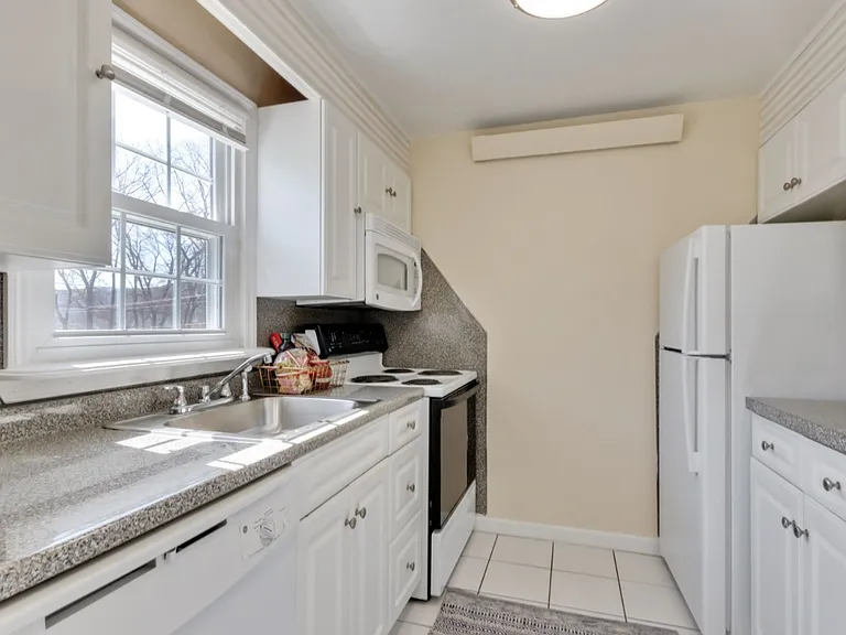 West Hill Apartments — Photo 23