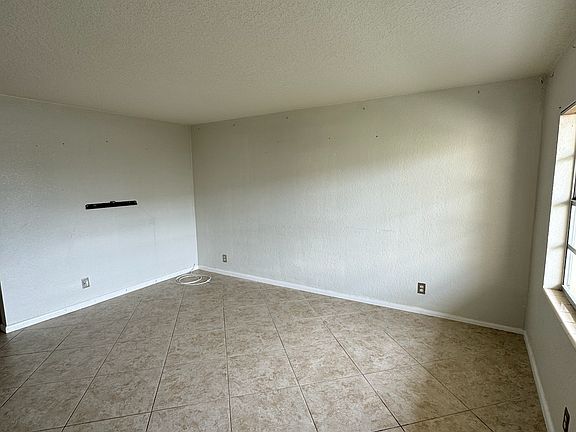 3rd image of 3915 S Flagler Dr APT 104