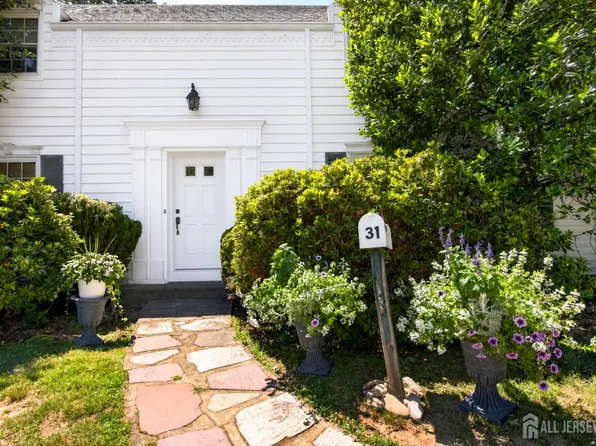 31 Warwick Rd, Colonia, NJ 07067