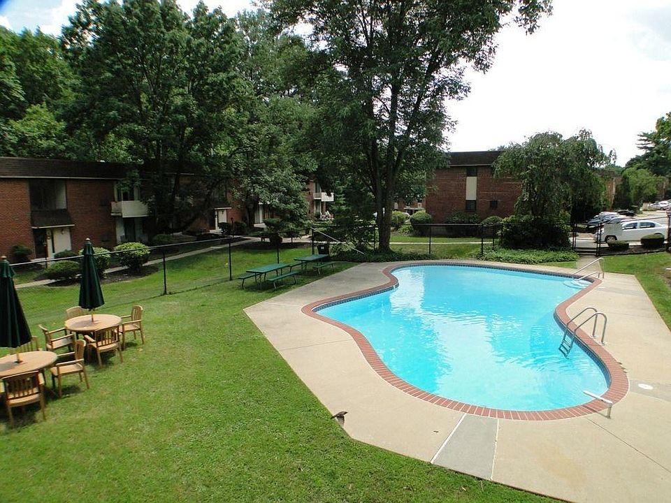 pool and sitting area