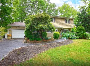 27 Newtown Ln, Melville, NY 11747