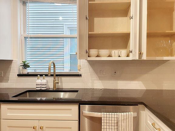 4th image of 3119 N Hoyne Ave #1