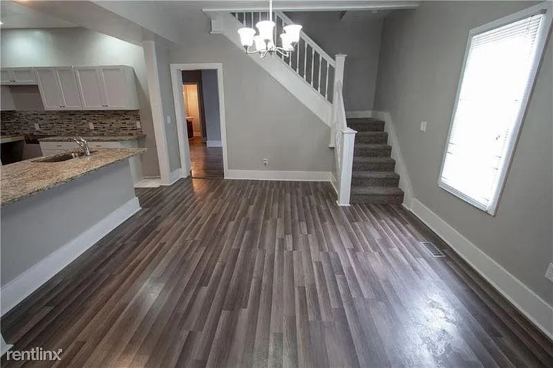 4 bed, 2.5 bath, 2800 sqft, $2,500 — Photo 4