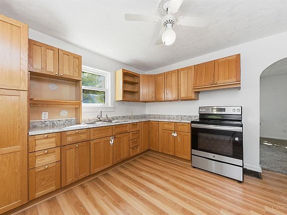 2nd image of 121 McMurchy Ave