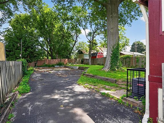 3rd image of 9007 Forest Ave