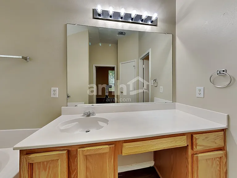 809 Dixon Ln — Photo 12