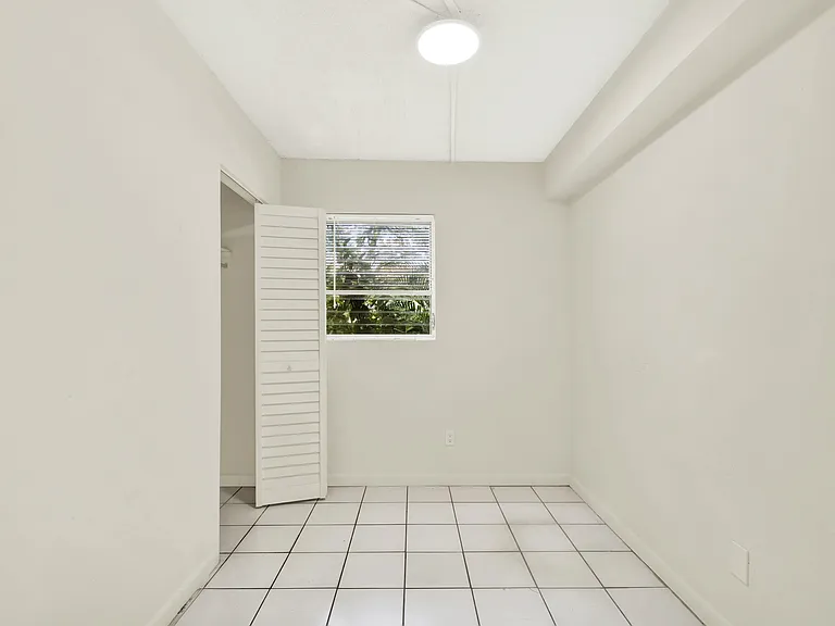 416 Santander Aveapt D — Photo 10