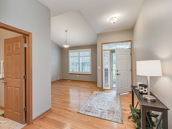 Beautiful hardwood flooring w/9' & vaulted/volume ceilings throughout the 1st floor!