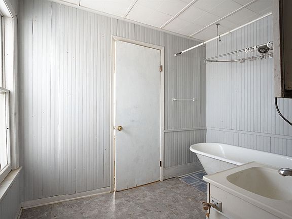 3rd image of 305 Park St