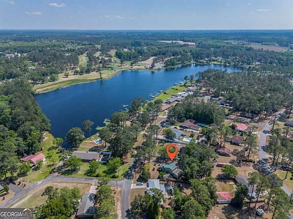 2nd image of 930 Lakeview Dr