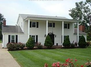 1065 E Highland Dr, Hurricane, WV 25526