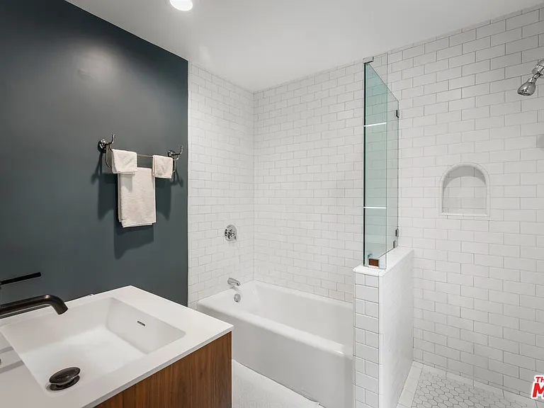 5749 Valley Oak Dr — Photo 25