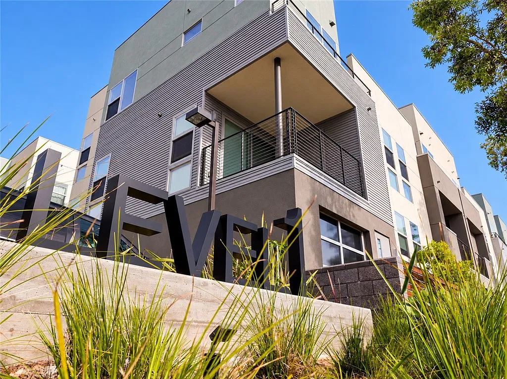 2 bed, 3.5 bath, 1961 sqft, $5,750 — Photo 3