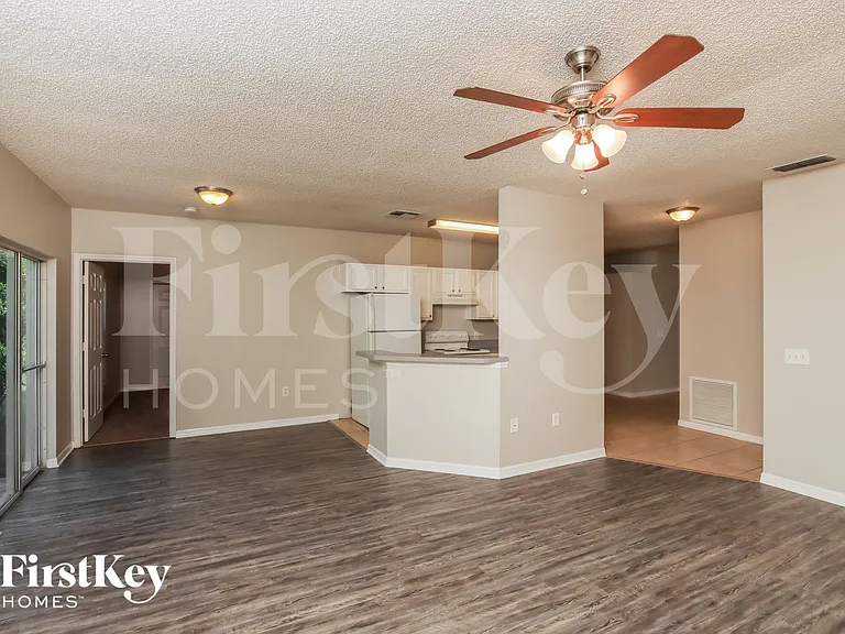 1155 Schumann Dr — Photo 3