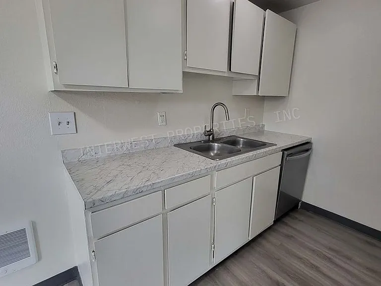 8231 N Fessenden St — Photo 8