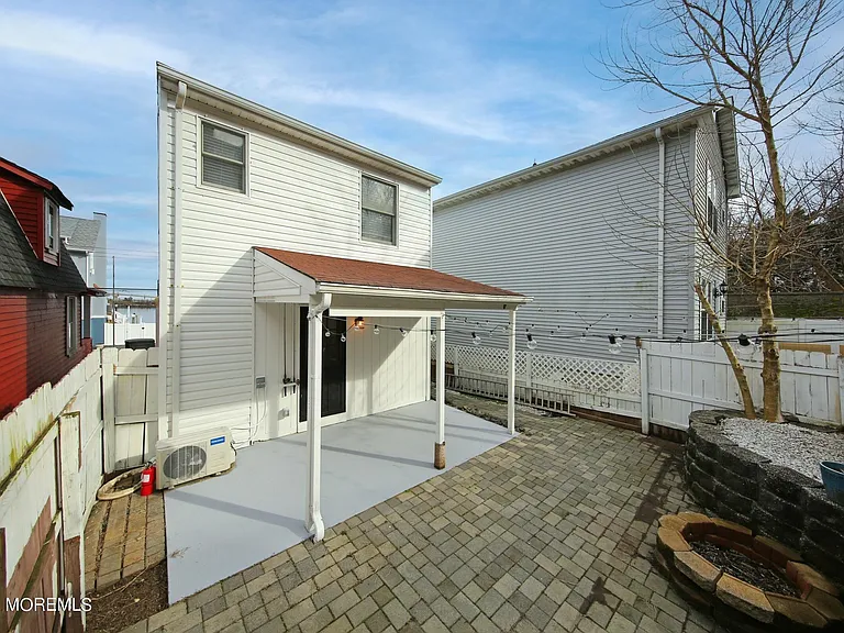 67 S Bay Ave — Photo 5