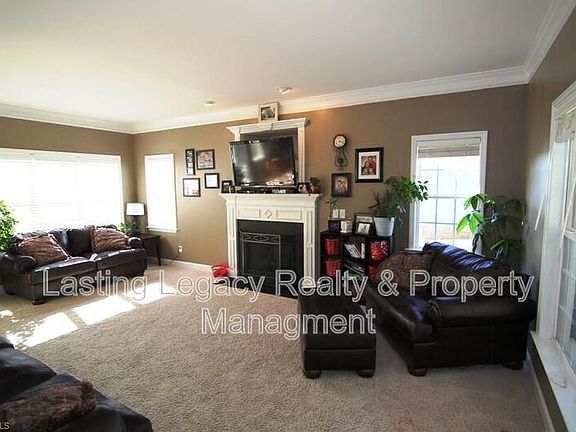 3rd image of 950 Wellesley Place Dr