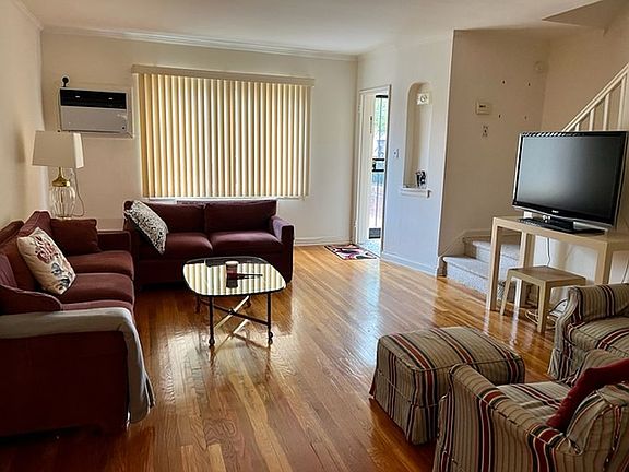 2nd image of 1661 Burnett St