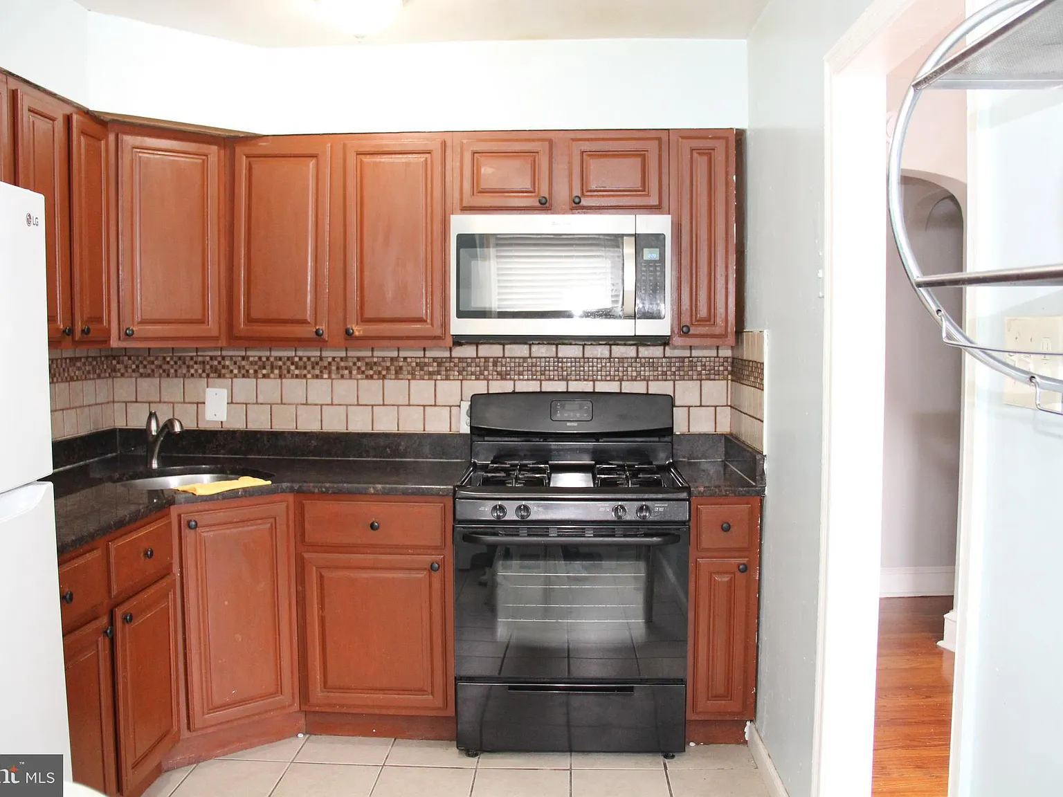 3 bed, 1.5 bath, 1406 sqft, $1,700 — Photo 4