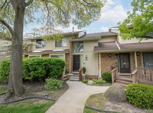 5590 Hillcrest Cir W, West Bloomfield, MI 48322
