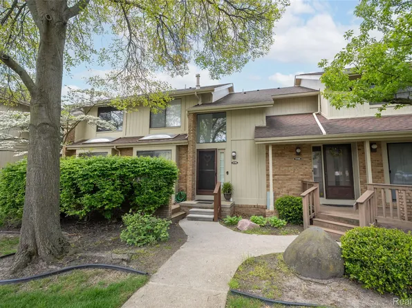 5590 Hillcrest Cir W, West Bloomfield, MI 48322