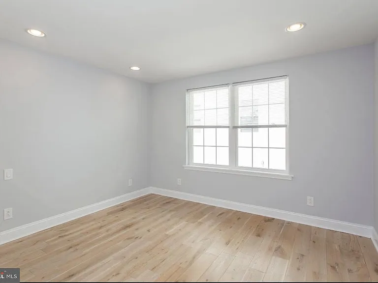 1322 S Bancroft St — Photo 9