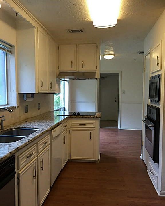 1st image of 2215 Cherry Bend Dr