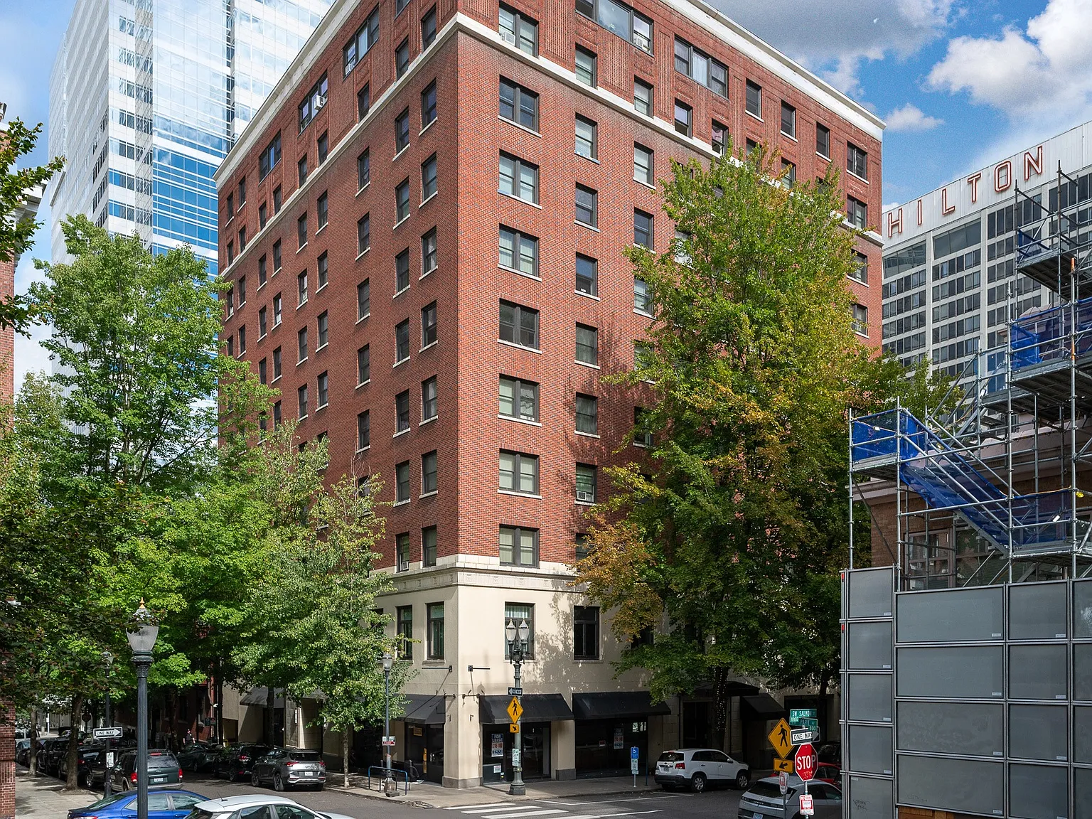 Park Tower Apartments — Photo 4