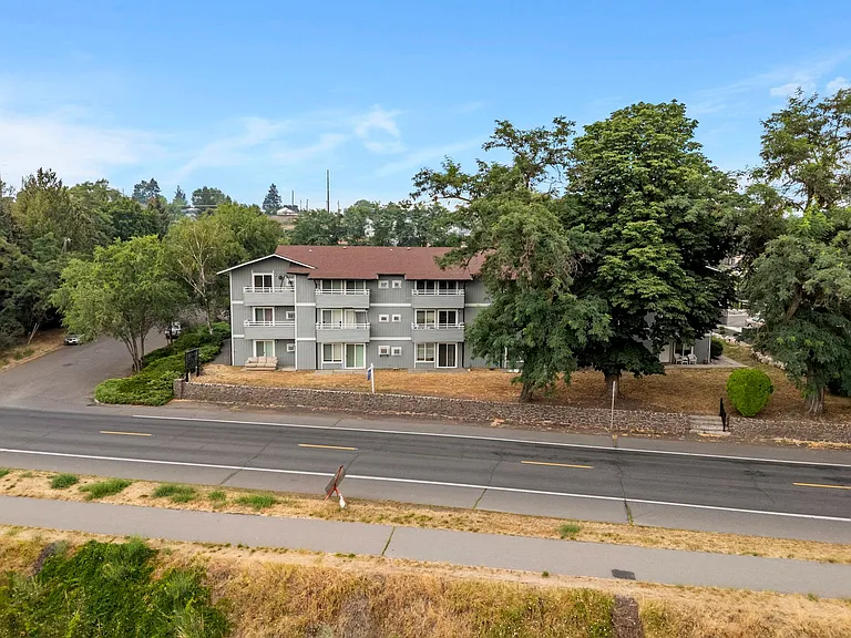 River Court Apartments - Updated Units With A View! — Photo 2