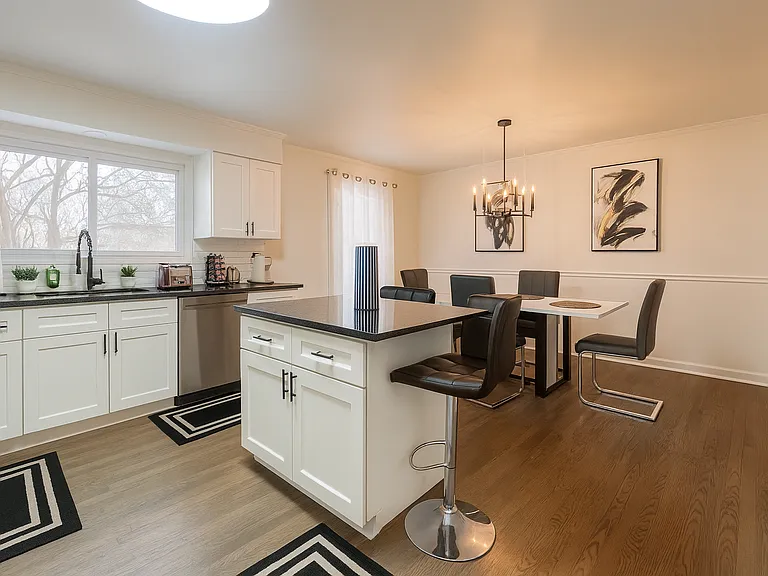 887 Saybrook Ln — Photo 4