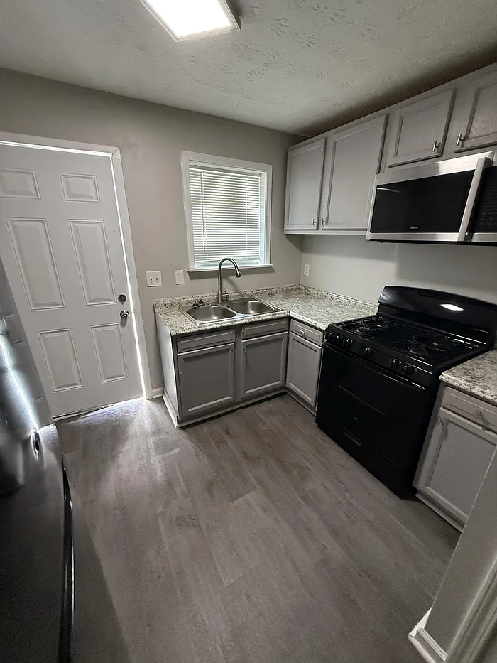 2 bed, 1.0 bath, $1,800 — Photo 4