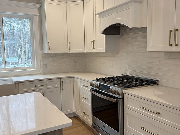 5th image of 24 Danforth St