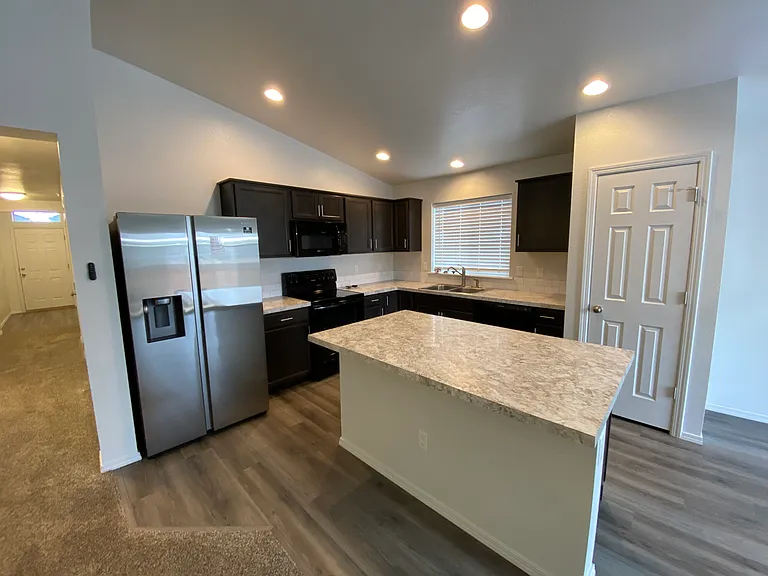 840 SW Lago St — Photo 4