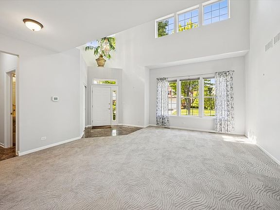 4th image of 2409 Meadowbrook Ln