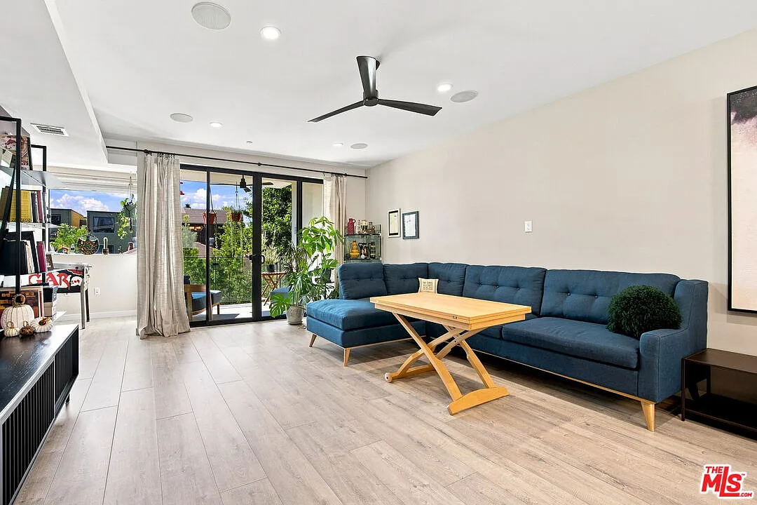 3 bed, 3.5 bath, 2280 sqft, $7,500 — Photo 3