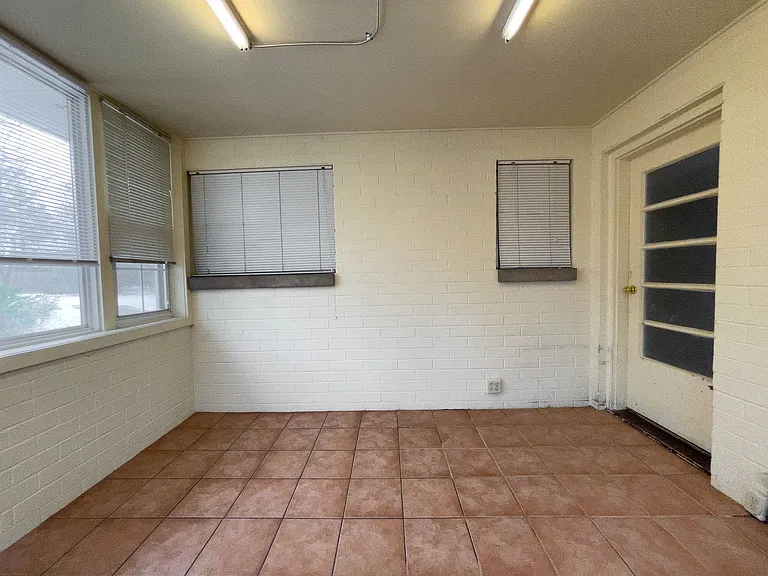 Preleasing For August! Close To Campus — Photo 25
