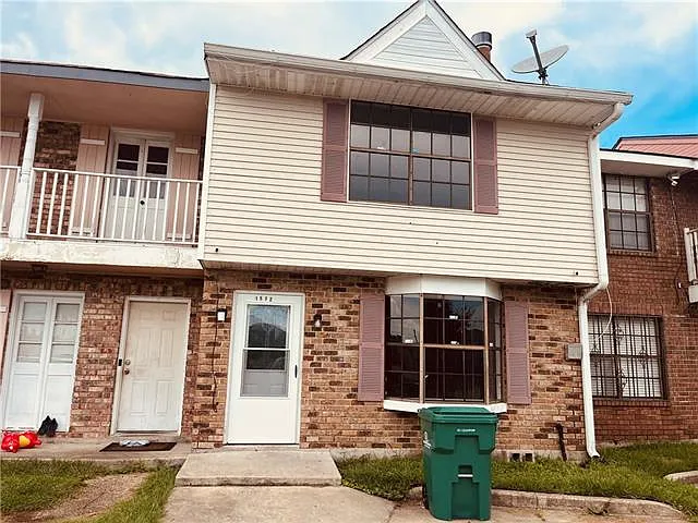 1572 Kings Rd — Photo 1