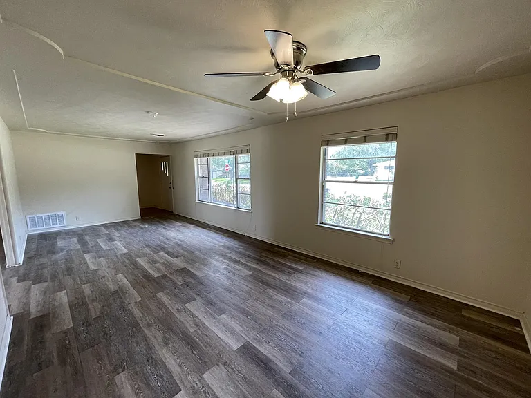 1402 Linden Dr — Photo 3