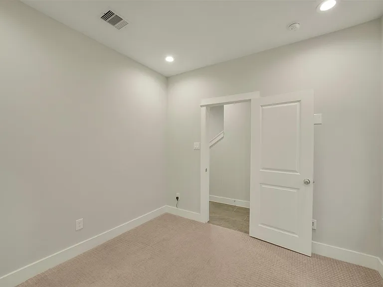 760 W Donovan St — Photo 6