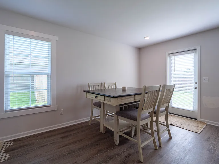 1716 Phillips Cir — Photo 4