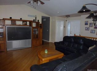 661 Roxbury Ct, Oxford, MI 48371