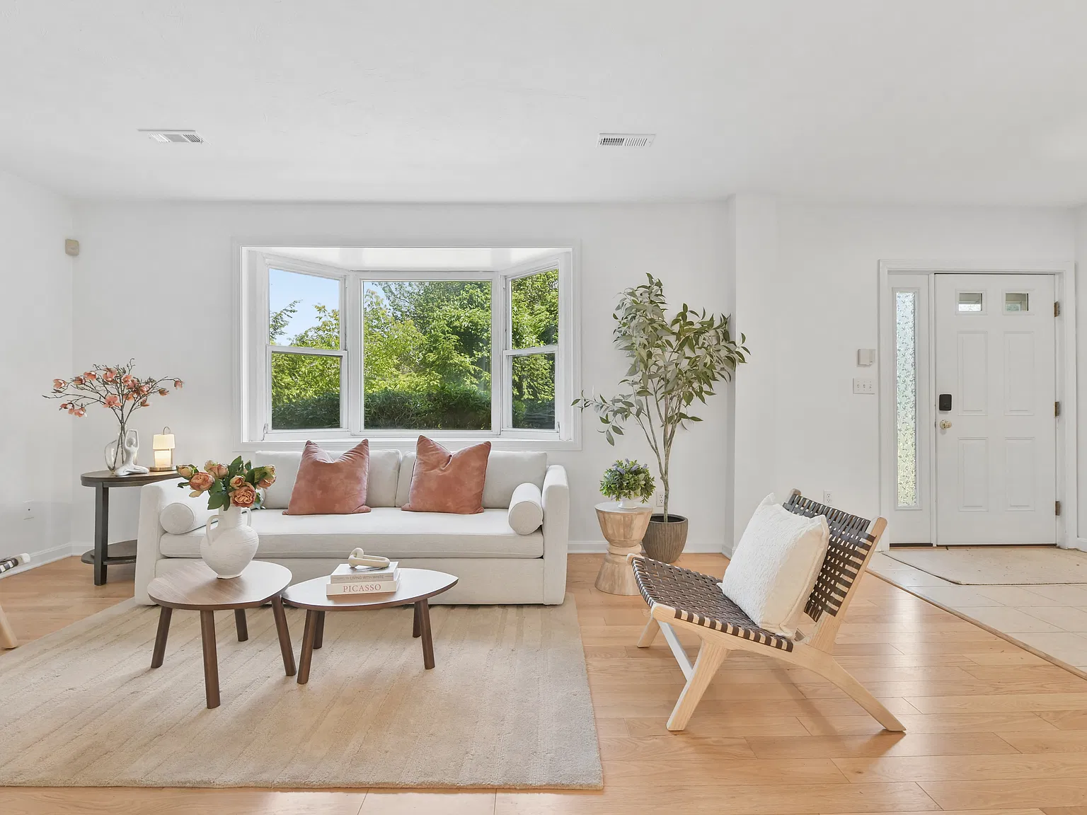3 bed, 2.5 bath, 1749 sqft, $3,600 — Photo 3