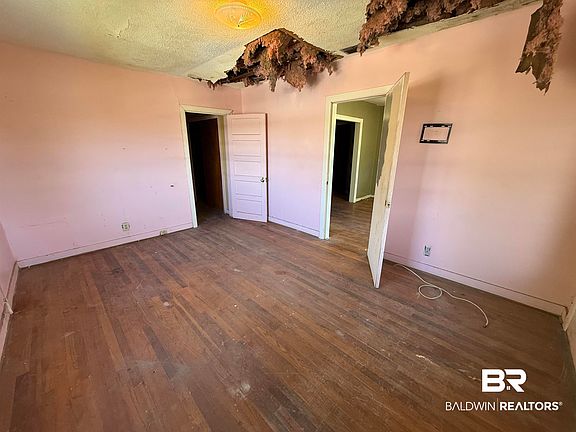 5th image of 221 Leonard Ave