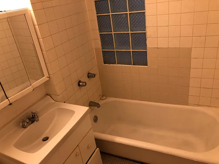 Newport Manor — Photo 48