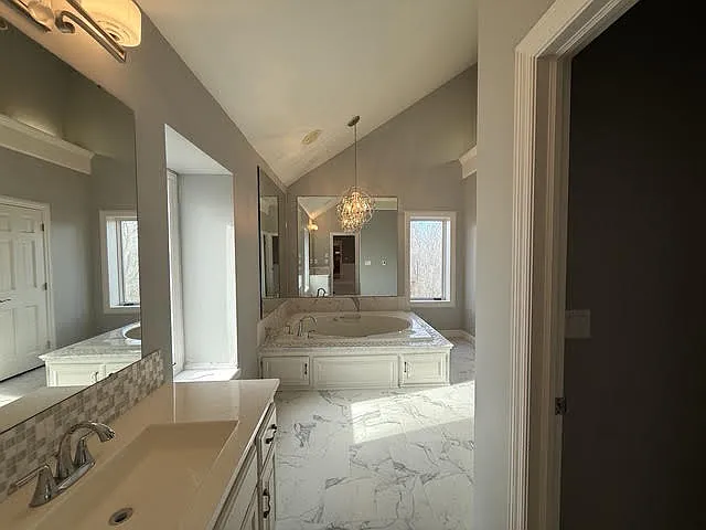 Main Floor Suite Glamour Bath
Vaulted Ceilings, indirect lighting, and
heated floors
