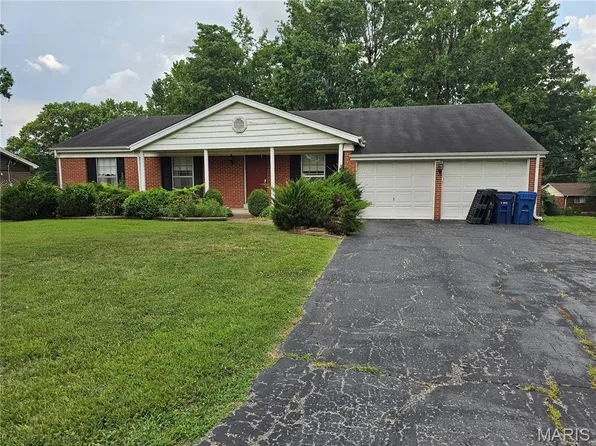 1010 Pawtuckette Dr, Ballwin, MO 63011